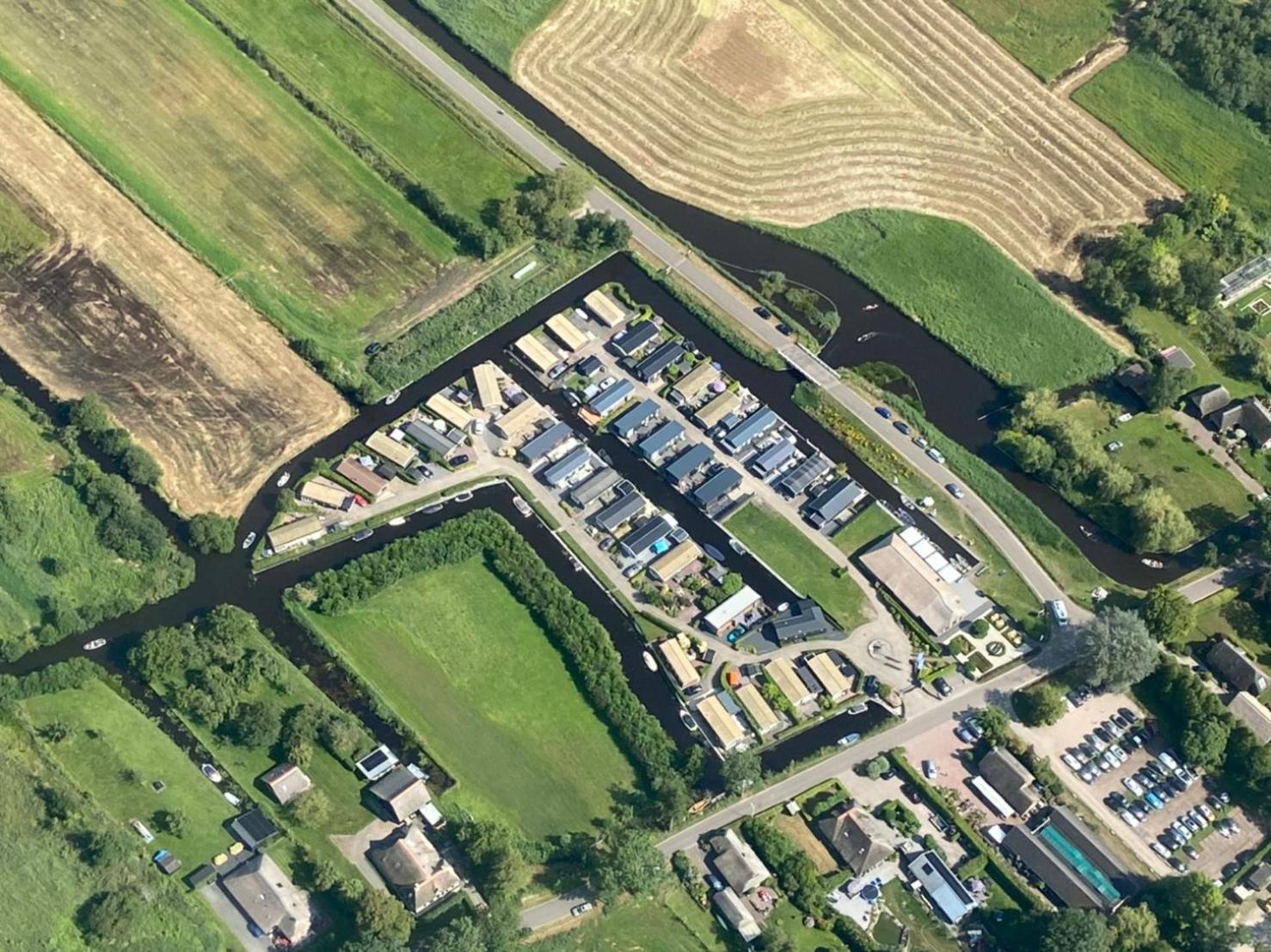 Wuivend Riet Gelegen Op Resort Venetie Giethoorn Exteriör bild
